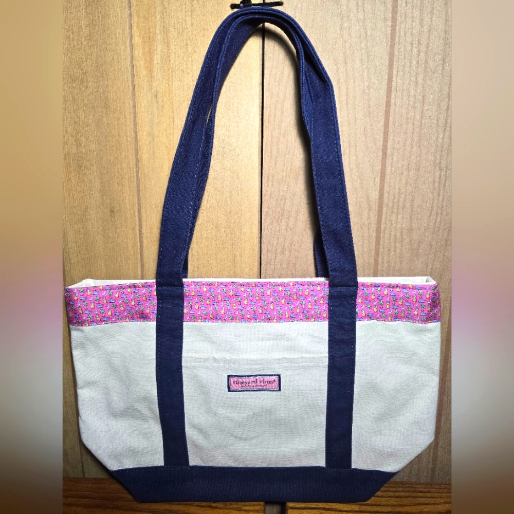 Vineyard Vines Martha's Vineyard Palm Whale Classic Tote Bag